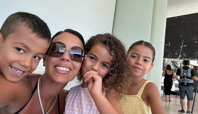 Georgina rodriguez with her kids at shooting