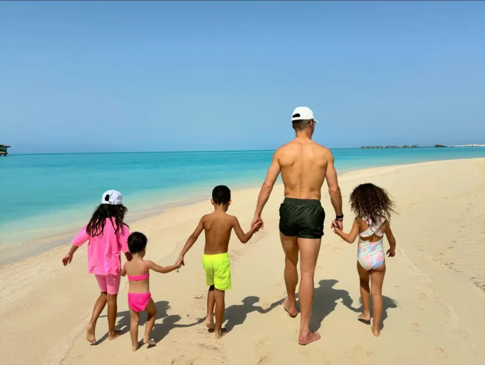 Ronaldo with kids enjoying vacation