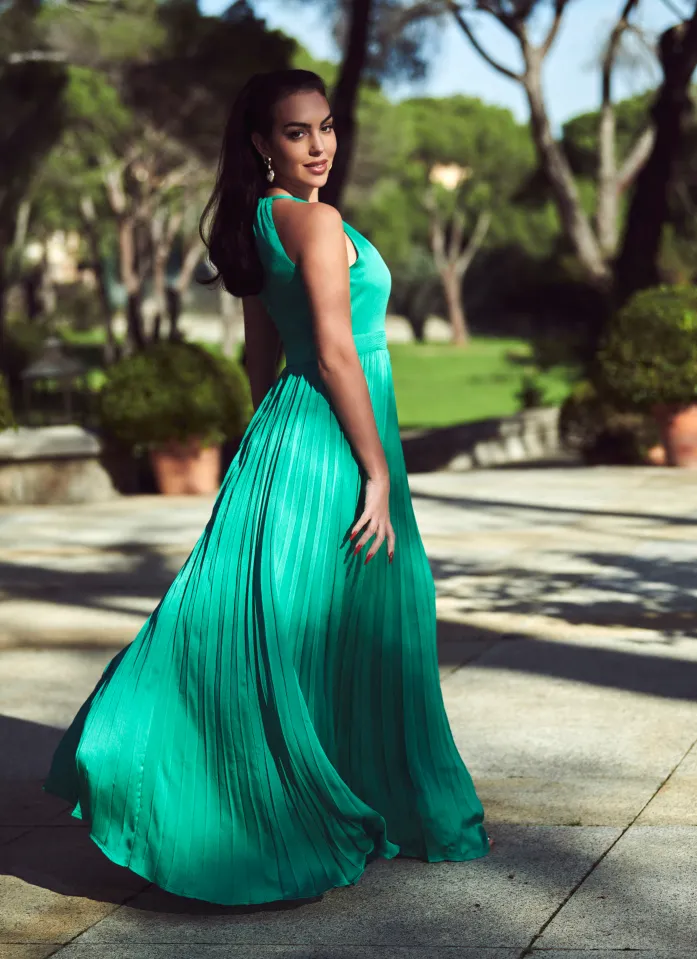 Georgina Rodriguez Looking Beautiful In Green